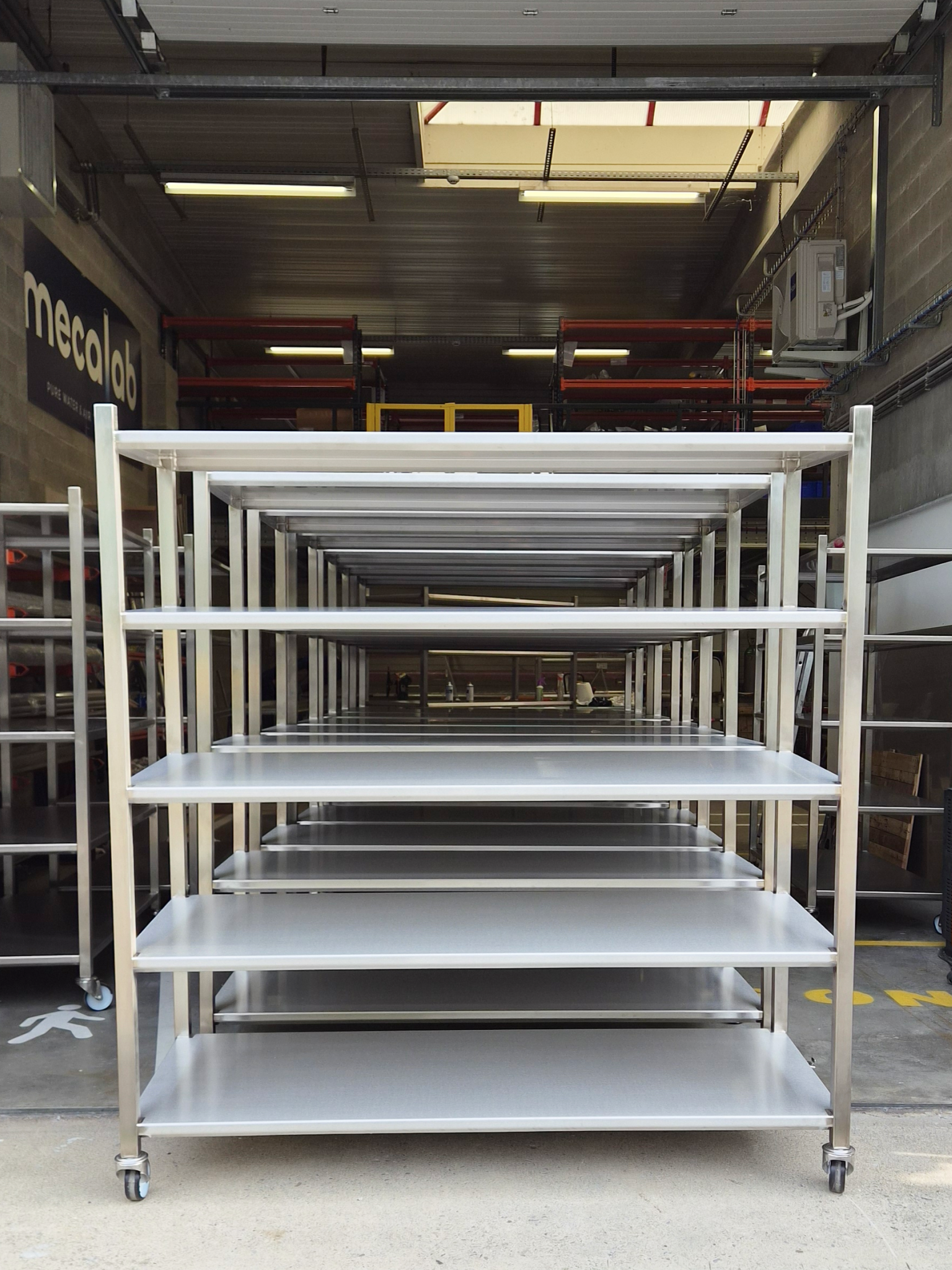 Fabrication d’étagères mécano-soudées mobiles sur mesure par Mecalab