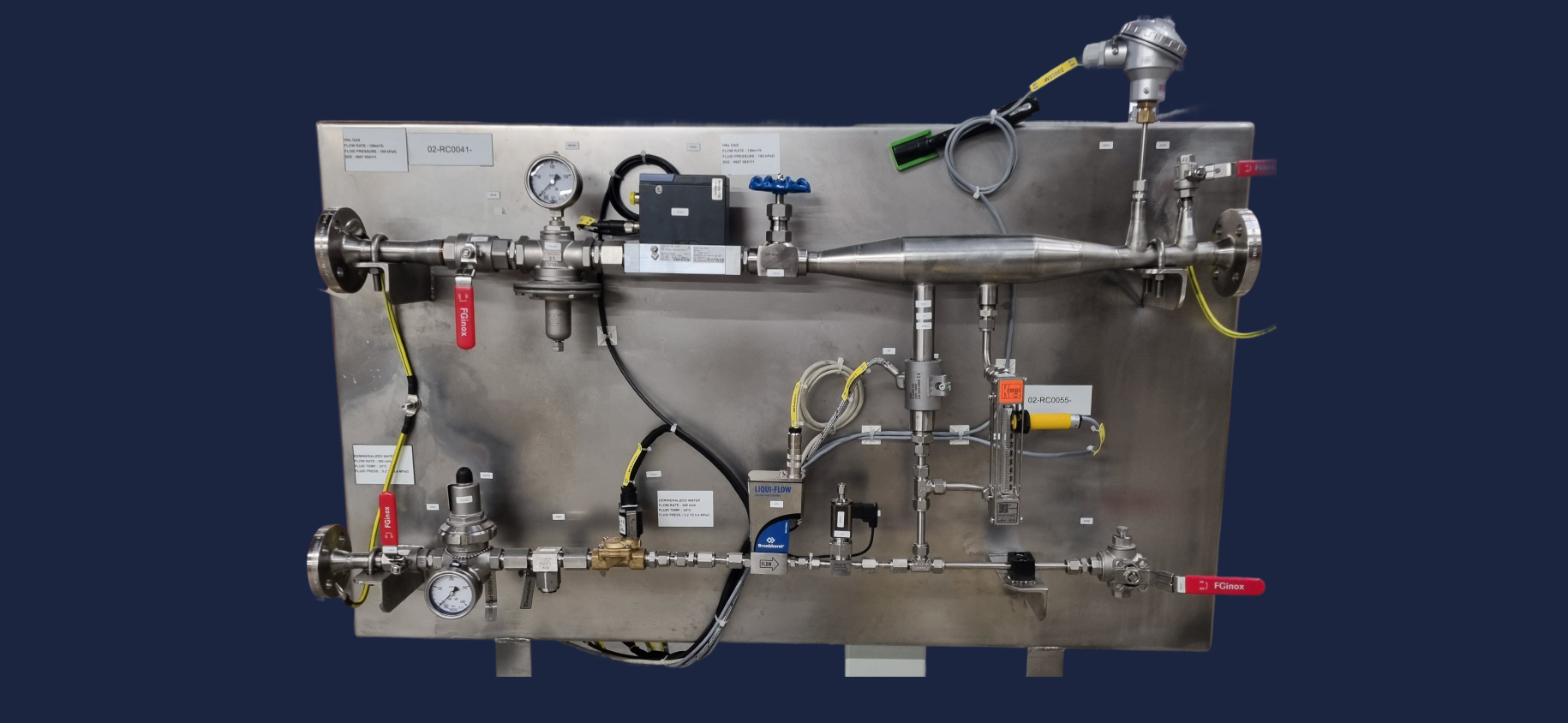 Détail de tuyauterie inox et d’assemblage sur un panneau d’humidification de gaz Mecalab